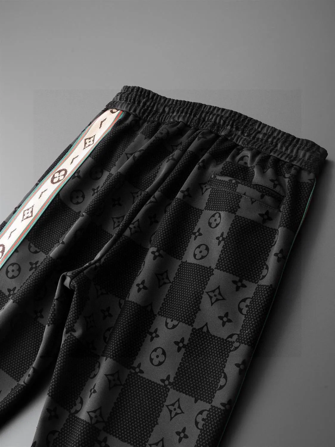 🅿️500 [LV Louis Vuitton] hot-selling suit is coming. Focus on the original version of the official website. 2025 new hot-selling cardigan and sweatshirt suit. The original order is the best. 🇭🇰The meticulous work of top designers. It has a fitting and perfect upper body effect. All-natural high-quality Tencel Roman cotton 100%, close-fitting comfort, noble and elegant! Original hardware embodies elegance and nobility! Counter size: M-4XL (up to 190 pounds)